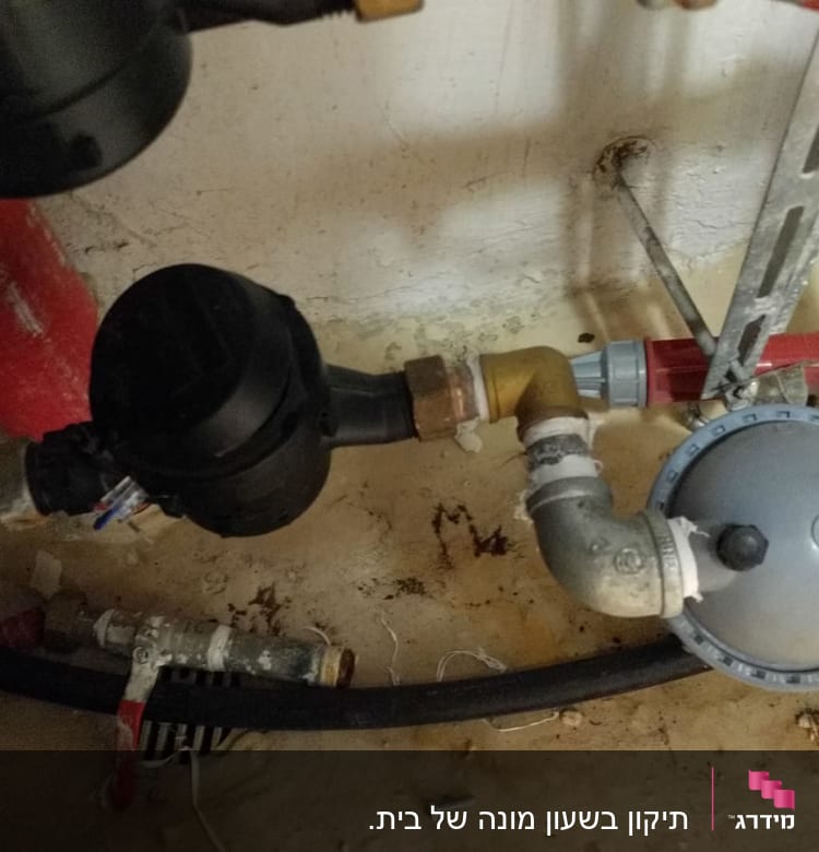 צנרת מים עם מחברים ושסתומים מתכתיים
